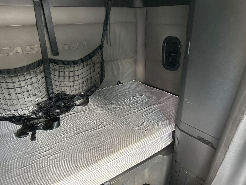 Sleeper Tractor-Heavy Duty Tractors-Freightliner-2021-T12664ST-West Columbia-SC-513,811\n\t\tmiles-$ 64,250 - Image 17