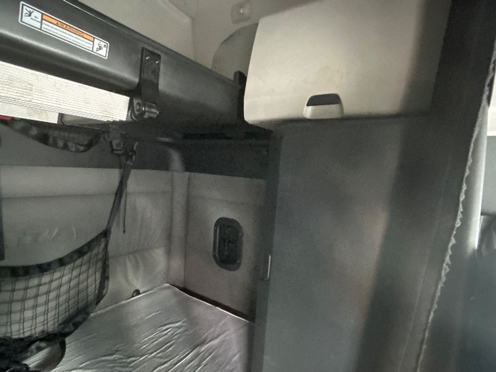 Sleeper Tractor-Heavy Duty Tractors-Freightliner-2021-T12664ST-West Columbia-SC-513,811\n\t\tmiles-$ 64,250 - Image 18