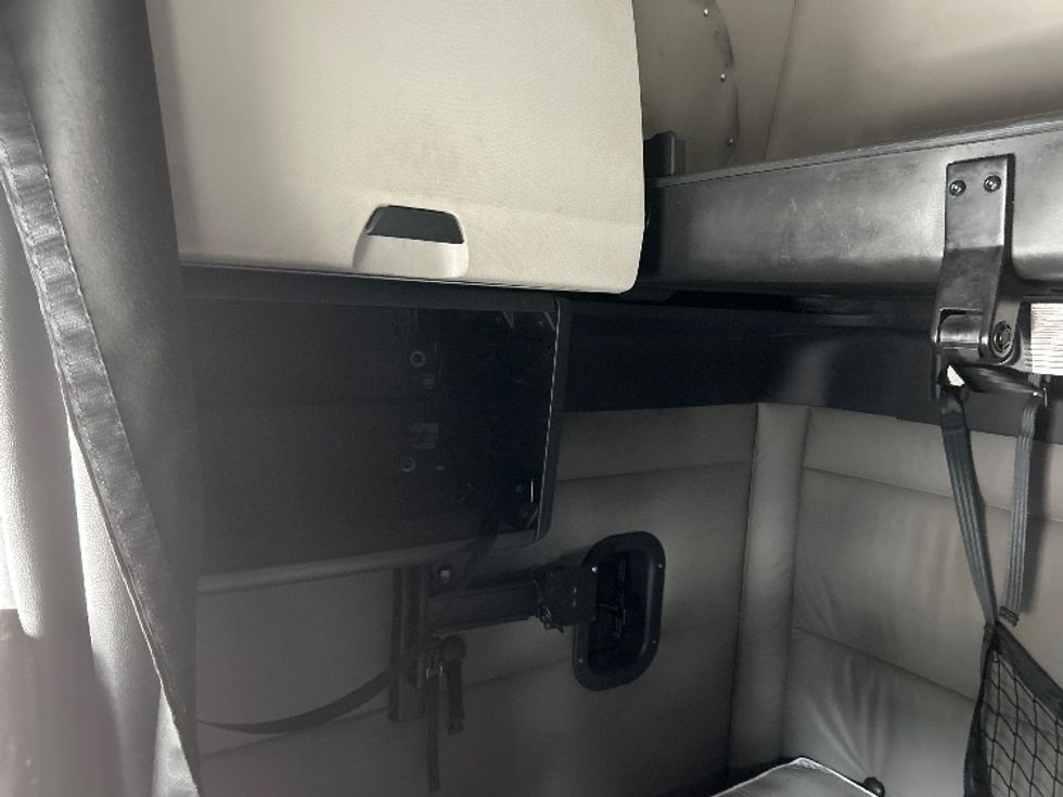 Sleeper Tractor-Heavy Duty Tractors-Freightliner-2021-T12664ST-West Columbia-SC-513,811\n\t\tmiles-$ 64,250 - Image 19