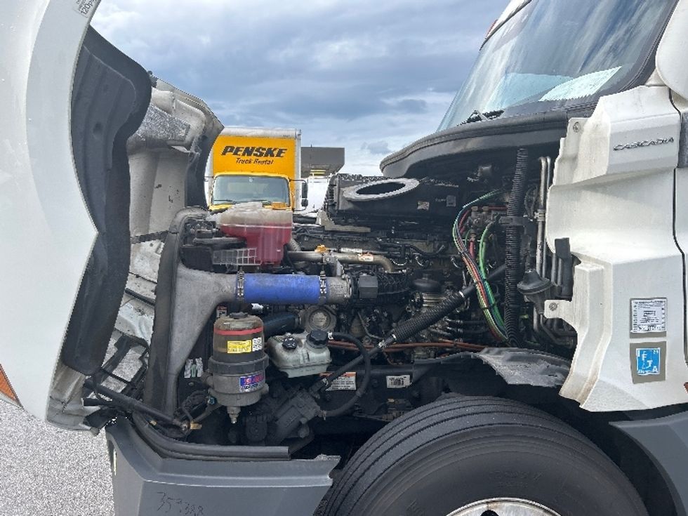 Sleeper Tractor-Heavy Duty Tractors-Freightliner-2021-T12664ST-West Columbia-SC-513,811\n\t\tmiles-$ 64,250 - Image 21