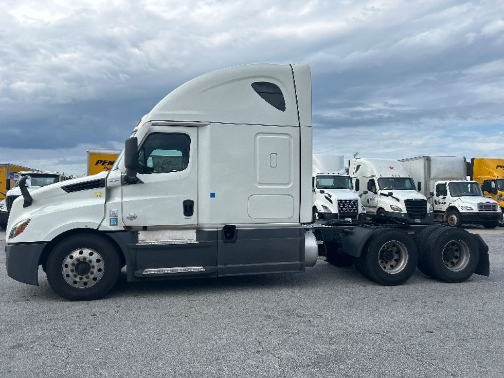 Sleeper Tractor-Heavy Duty Tractors-Freightliner-2021-T12664ST-West Columbia-SC-513,811\n\t\tmiles-$ 64,250 - Image 4