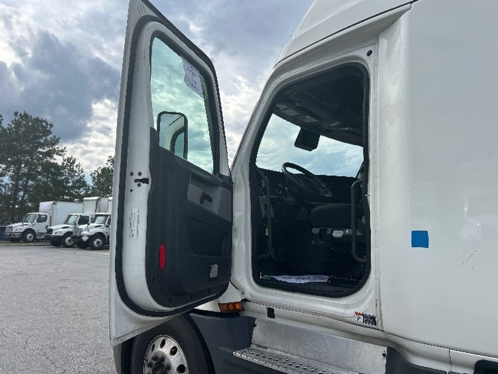 Sleeper Tractor-Heavy Duty Tractors-Freightliner-2021-T12664ST-West Columbia-SC-513,811\n\t\tmiles-$ 64,250 - Image 9