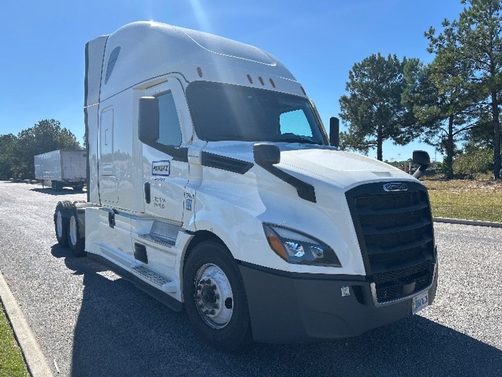 Sleeper Tractor-Heavy Duty Tractors-Freightliner-2021-T12664ST-West Columbia-SC-520,119\n\t\tmiles-$ 62,500 - Image 1