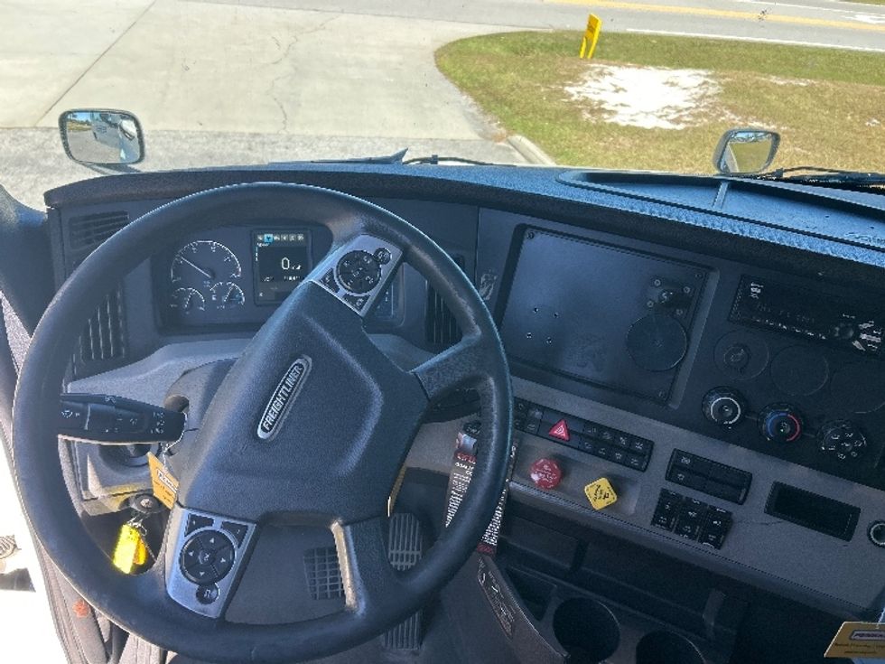 Sleeper Tractor-Heavy Duty Tractors-Freightliner-2021-T12664ST-West Columbia-SC-520,119\n\t\tmiles-$ 62,500 - Image 11