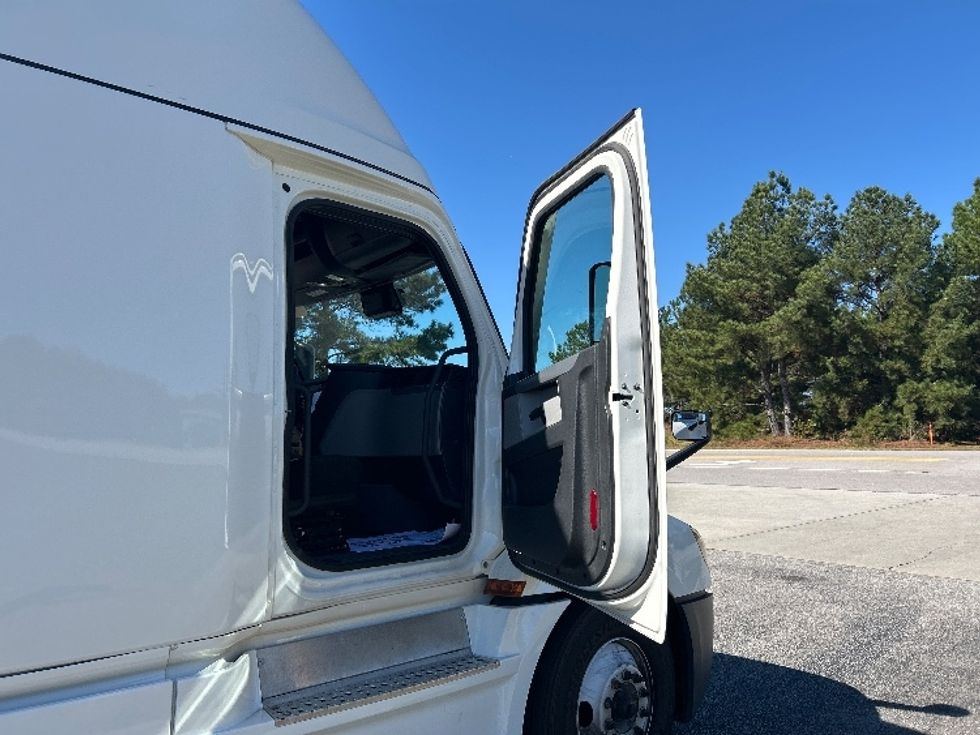 Sleeper Tractor-Heavy Duty Tractors-Freightliner-2021-T12664ST-West Columbia-SC-520,119\n\t\tmiles-$ 62,500 - Image 13