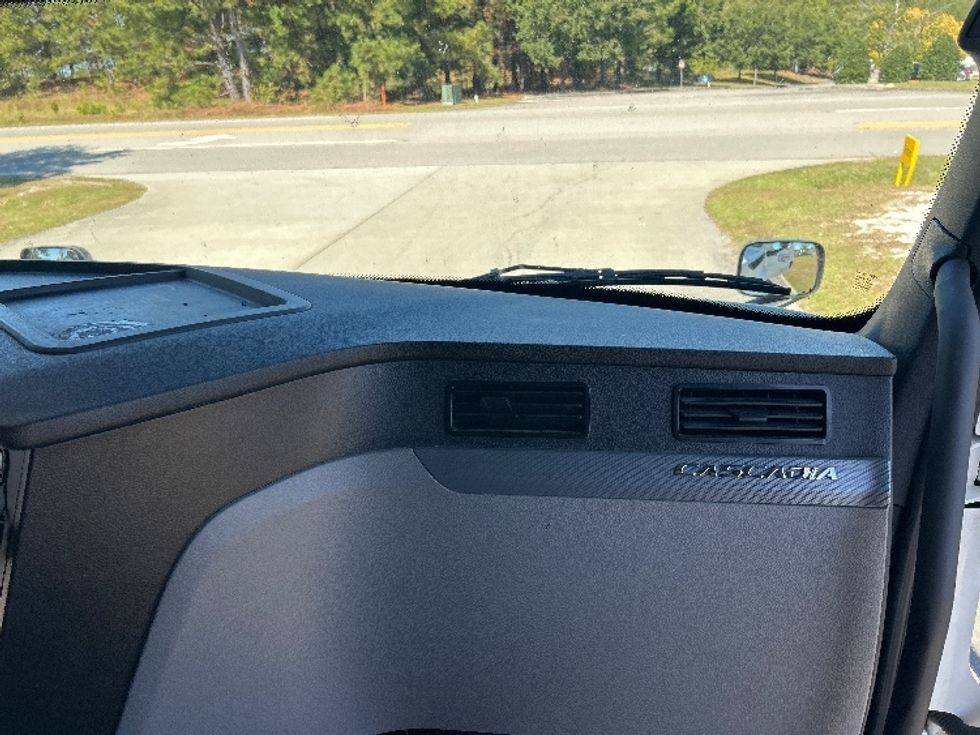 Sleeper Tractor-Heavy Duty Tractors-Freightliner-2021-T12664ST-West Columbia-SC-520,119\n\t\tmiles-$ 62,500 - Image 14