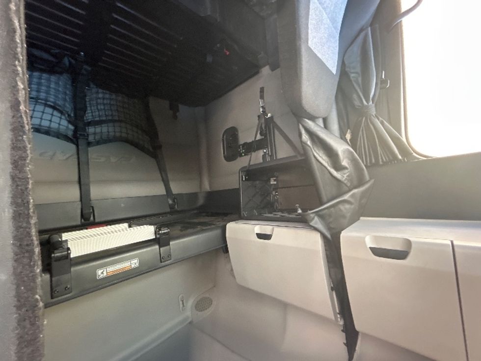 Sleeper Tractor-Heavy Duty Tractors-Freightliner-2021-T12664ST-West Columbia-SC-520,119\n\t\tmiles-$ 62,500 - Image 18