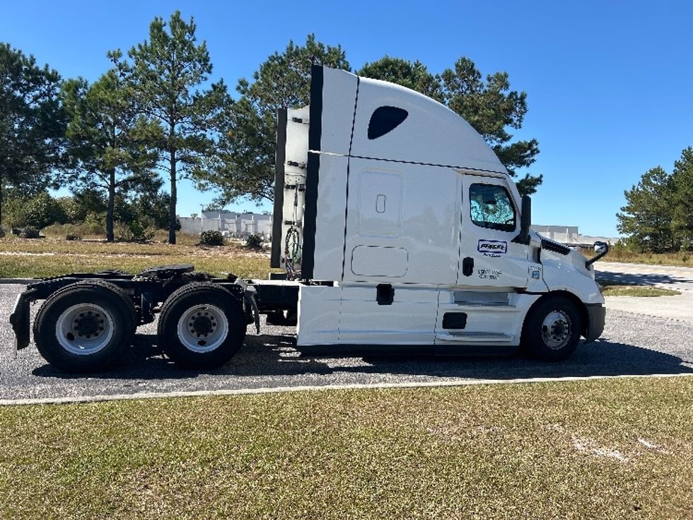 Sleeper Tractor-Heavy Duty Tractors-Freightliner-2021-T12664ST-West Columbia-SC-520,119\n\t\tmiles-$ 62,500 - Image 8