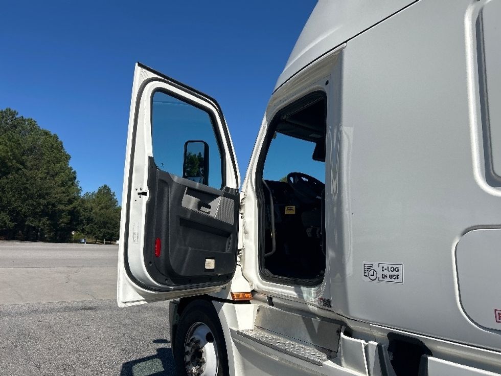 Sleeper Tractor-Heavy Duty Tractors-Freightliner-2021-T12664ST-West Columbia-SC-520,119\n\t\tmiles-$ 62,500 - Image 9