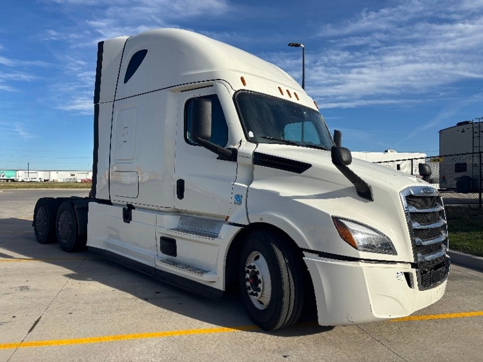 Sleeper Tractor-Heavy Duty Tractors-Freightliner-2021-T12664ST-West Fargo-ND-372,062\n\t\tmiles-$ 73,750 - Image 1