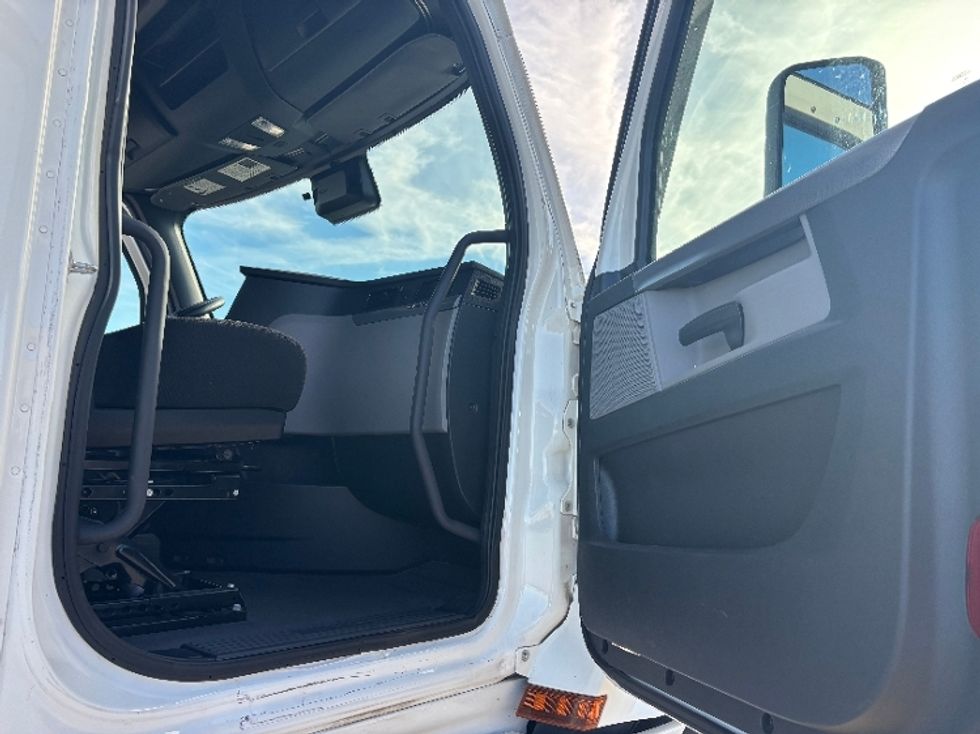 Sleeper Tractor-Heavy Duty Tractors-Freightliner-2021-T12664ST-West Fargo-ND-372,062\n\t\tmiles-$ 73,750 - Image 11