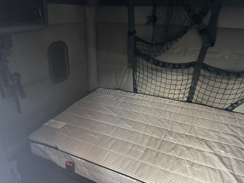 Sleeper Tractor-Heavy Duty Tractors-Freightliner-2021-T12664ST-West Fargo-ND-372,062\n\t\tmiles-$ 73,750 - Image 15