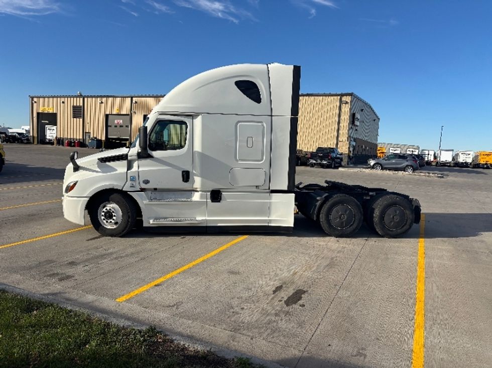 Sleeper Tractor-Heavy Duty Tractors-Freightliner-2021-T12664ST-West Fargo-ND-372,062\n\t\tmiles-$ 73,750 - Image 4