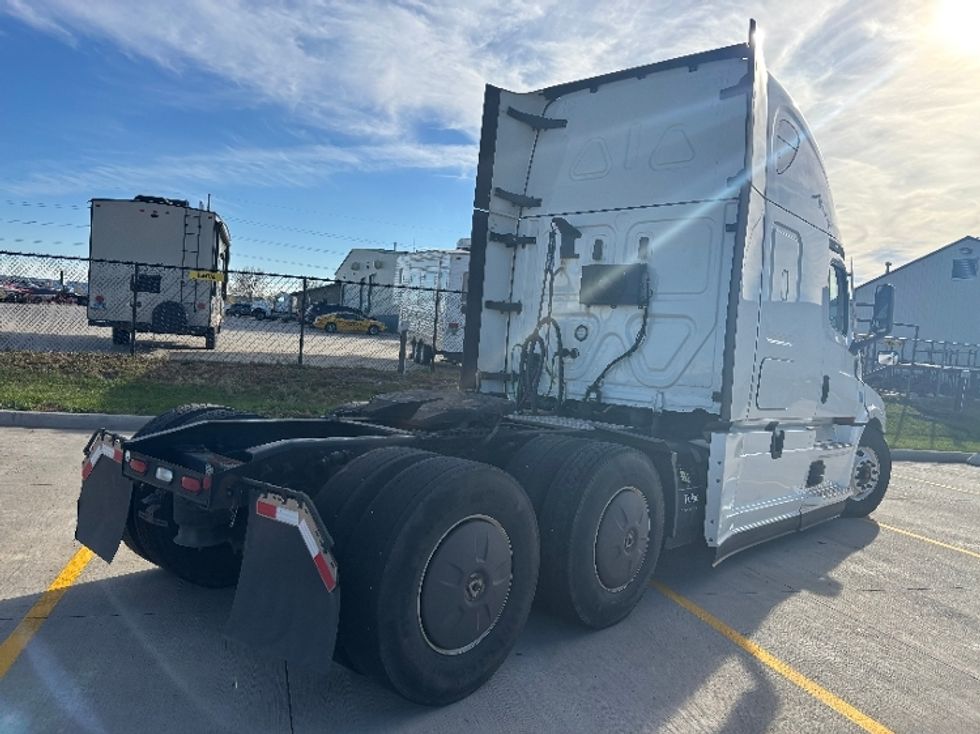 Sleeper Tractor-Heavy Duty Tractors-Freightliner-2021-T12664ST-West Fargo-ND-372,062\n\t\tmiles-$ 73,750 - Image 6