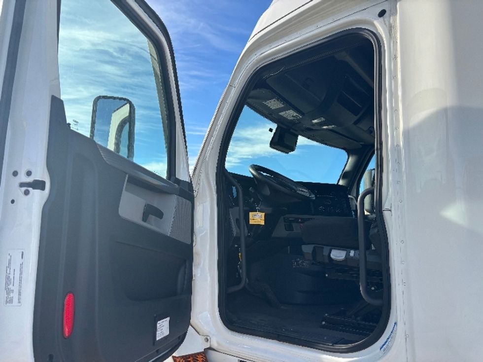 Sleeper Tractor-Heavy Duty Tractors-Freightliner-2021-T12664ST-West Fargo-ND-372,062\n\t\tmiles-$ 73,750 - Image 8