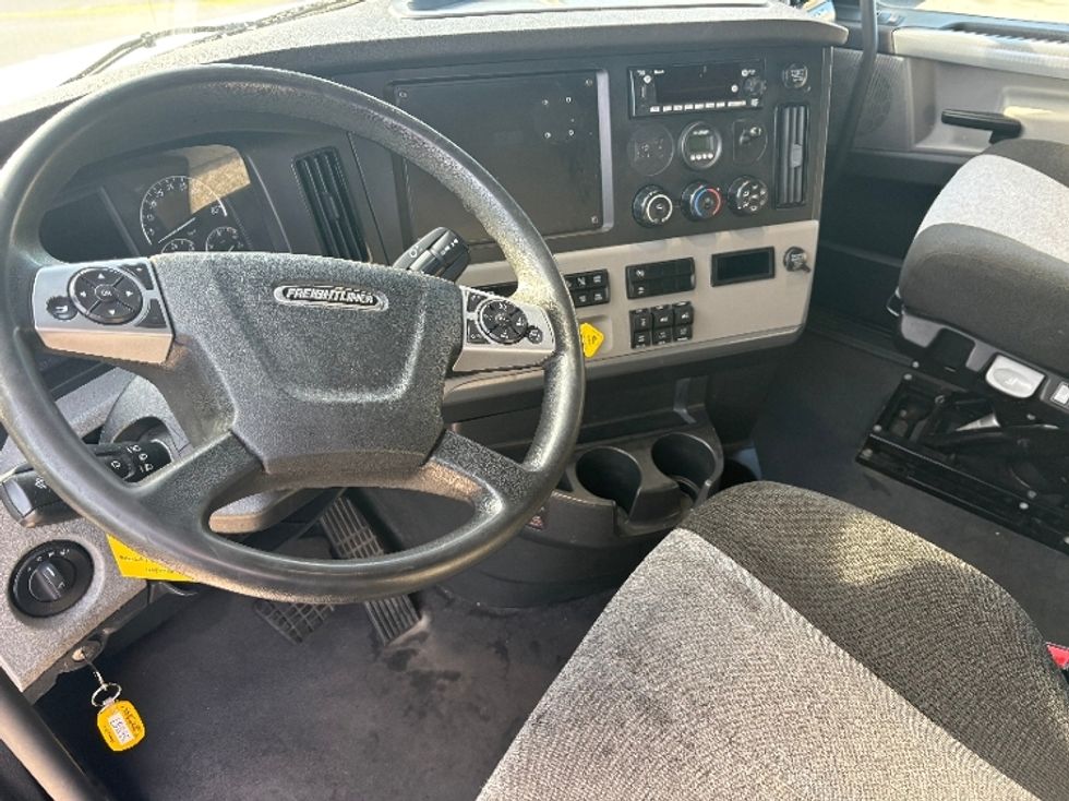 Sleeper Tractor-Heavy Duty Tractors-Freightliner-2021-T12664ST-West Fargo-ND-372,062\n\t\tmiles-$ 73,750 - Image 9