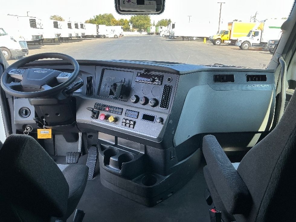 Sleeper Tractor-Heavy Duty Tractors-Freightliner-2021-T12664ST-West Sacramento-CA-599,059\n\t\tmiles-$ 57,500 - Image 12