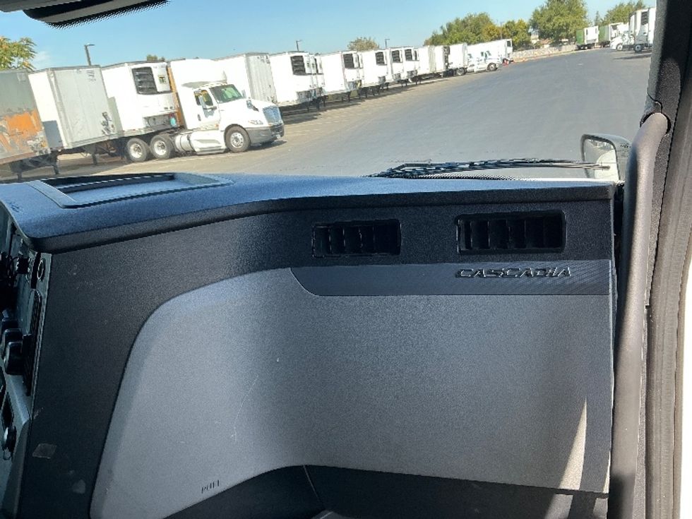 Sleeper Tractor-Heavy Duty Tractors-Freightliner-2021-T12664ST-West Sacramento-CA-599,059\n\t\tmiles-$ 57,500 - Image 14