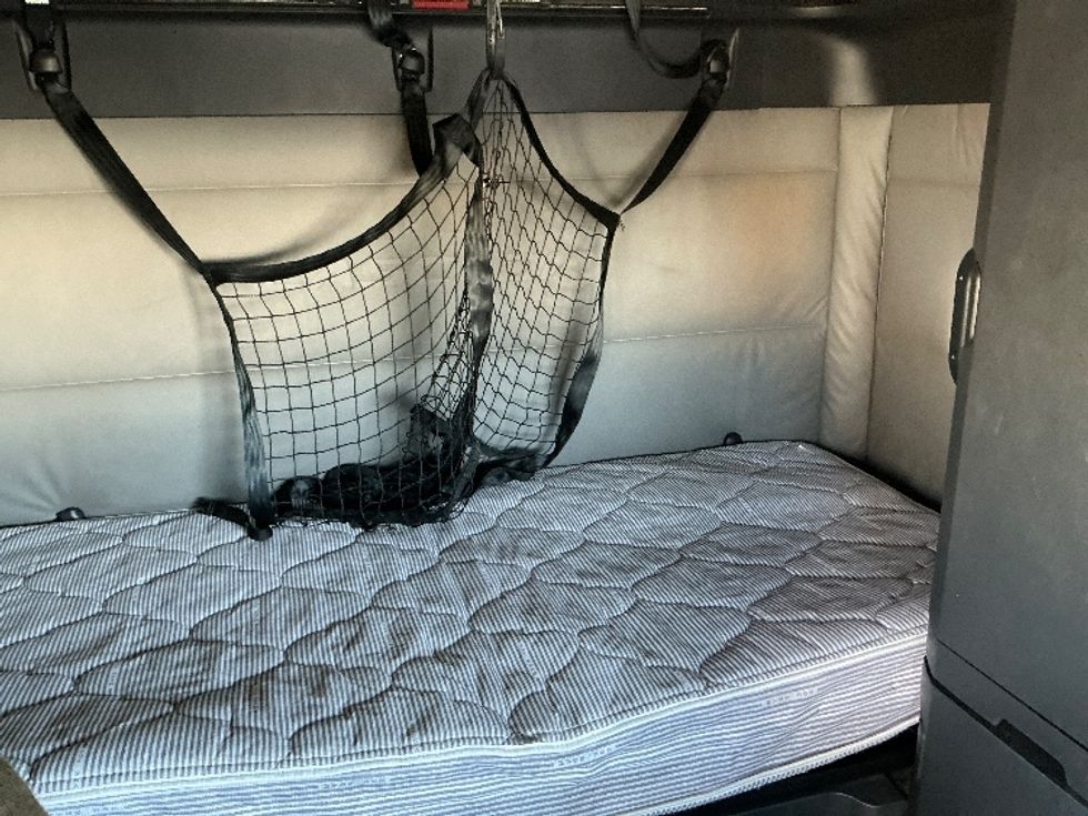 Sleeper Tractor-Heavy Duty Tractors-Freightliner-2021-T12664ST-West Sacramento-CA-599,059\n\t\tmiles-$ 57,500 - Image 16