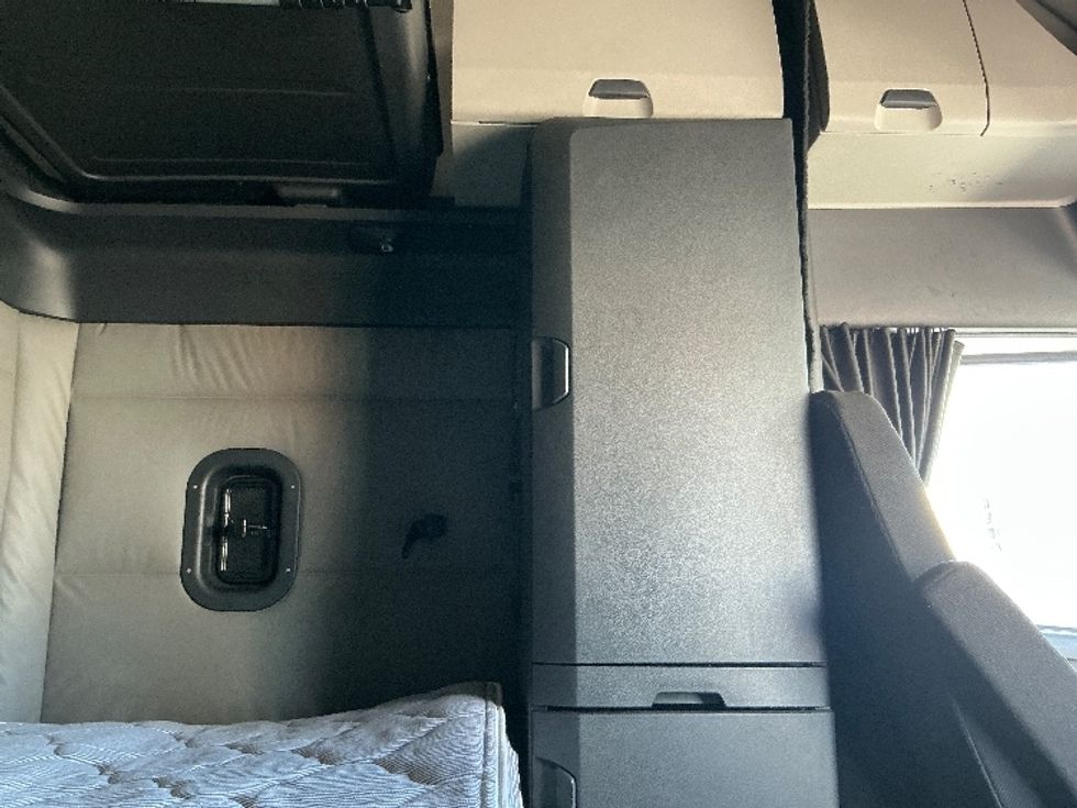 Sleeper Tractor-Heavy Duty Tractors-Freightliner-2021-T12664ST-West Sacramento-CA-599,059\n\t\tmiles-$ 57,500 - Image 18