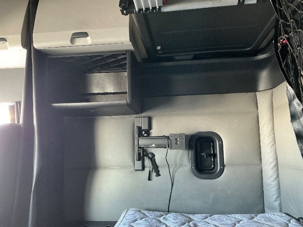 Sleeper Tractor-Heavy Duty Tractors-Freightliner-2021-T12664ST-West Sacramento-CA-599,059\n\t\tmiles-$ 57,500 - Image 19