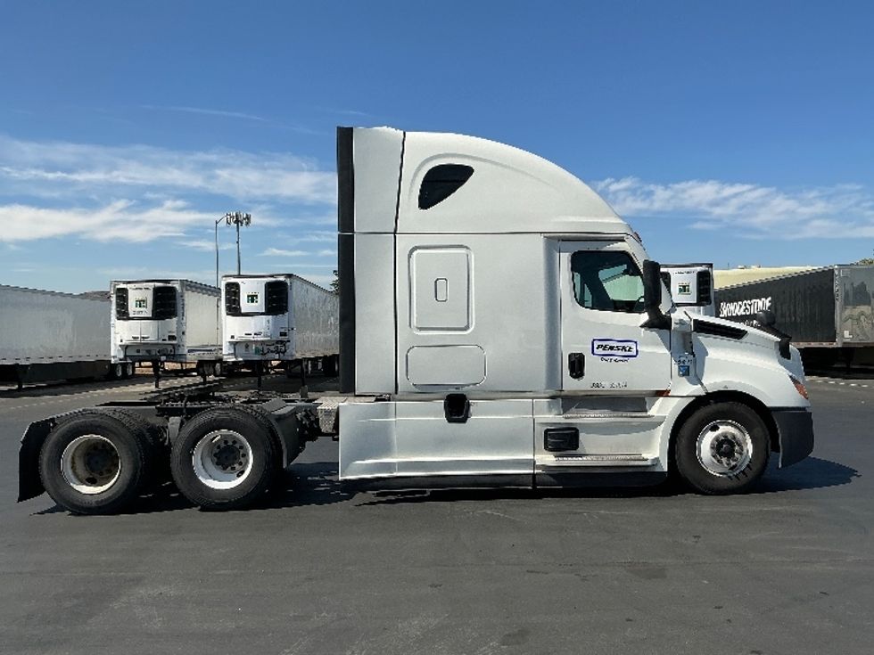 Sleeper Tractor-Heavy Duty Tractors-Freightliner-2021-T12664ST-West Sacramento-CA-599,059\n\t\tmiles-$ 57,500 - Image 8