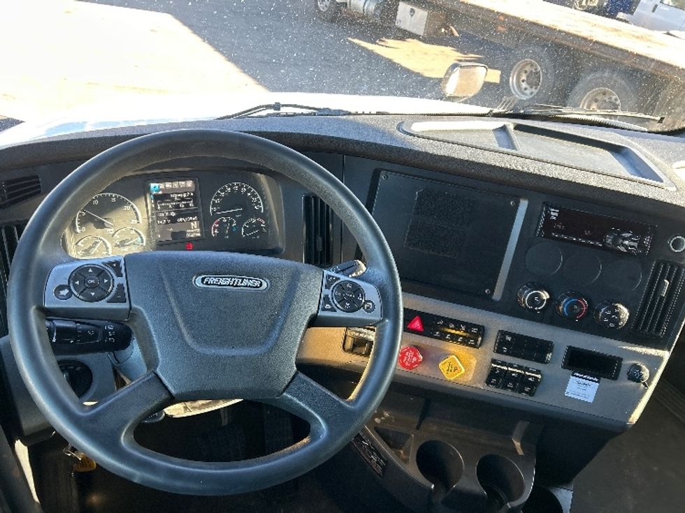 Sleeper Tractor-Heavy Duty Tractors-Freightliner-2021-T12664ST-West Sacramento-CA-607,861\n\t\tmiles-$ 71,750 - Image 11