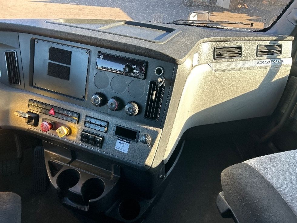 Sleeper Tractor-Heavy Duty Tractors-Freightliner-2021-T12664ST-West Sacramento-CA-607,861\n\t\tmiles-$ 71,750 - Image 12