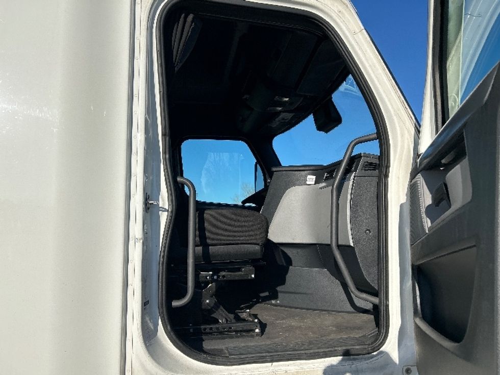 Sleeper Tractor-Heavy Duty Tractors-Freightliner-2021-T12664ST-West Sacramento-CA-607,861\n\t\tmiles-$ 71,750 - Image 13