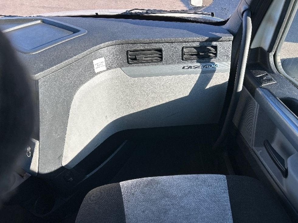 Sleeper Tractor-Heavy Duty Tractors-Freightliner-2021-T12664ST-West Sacramento-CA-607,861\n\t\tmiles-$ 71,750 - Image 14