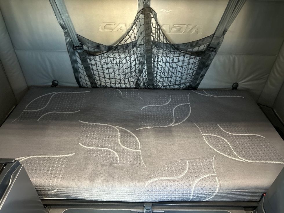 Sleeper Tractor-Heavy Duty Tractors-Freightliner-2021-T12664ST-West Sacramento-CA-607,861\n\t\tmiles-$ 71,750 - Image 17