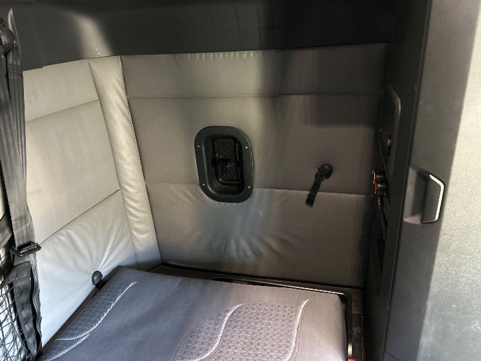 Sleeper Tractor-Heavy Duty Tractors-Freightliner-2021-T12664ST-West Sacramento-CA-607,861\n\t\tmiles-$ 71,750 - Image 18