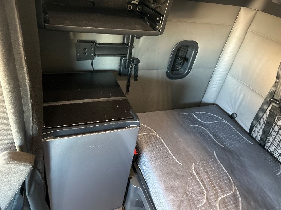 Sleeper Tractor-Heavy Duty Tractors-Freightliner-2021-T12664ST-West Sacramento-CA-607,861\n\t\tmiles-$ 71,750 - Image 19