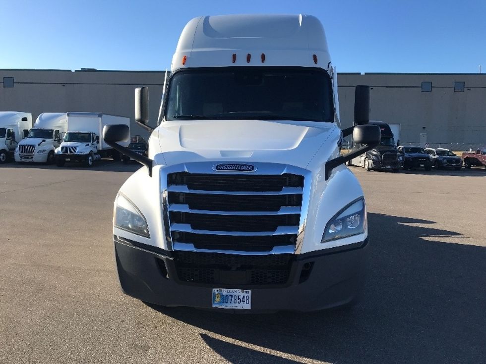 Sleeper Tractor-Heavy Duty Tractors-Freightliner-2021-T12664ST-West Sacramento-CA-607,861\n\t\tmiles-$ 71,750 - Image 2