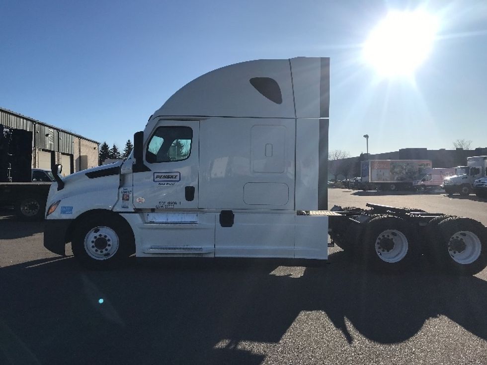 Sleeper Tractor-Heavy Duty Tractors-Freightliner-2021-T12664ST-West Sacramento-CA-607,861\n\t\tmiles-$ 71,750 - Image 4