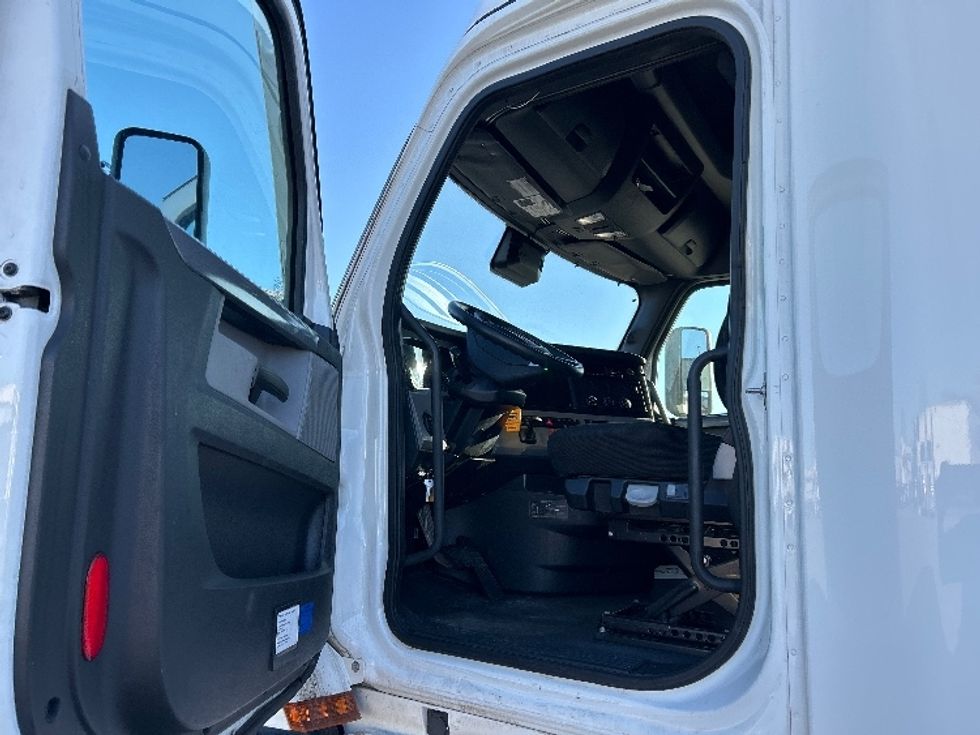 Sleeper Tractor-Heavy Duty Tractors-Freightliner-2021-T12664ST-West Sacramento-CA-607,861\n\t\tmiles-$ 71,750 - Image 9