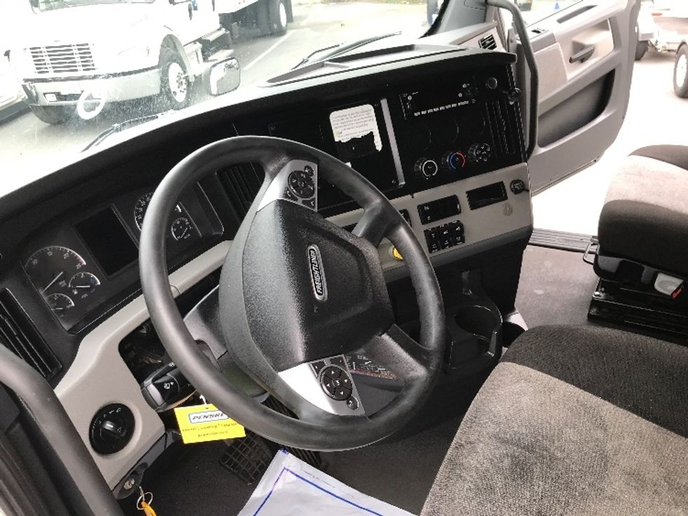 Sleeper Tractor-Heavy Duty Tractors-Freightliner-2021-T12664ST-West Sacramento-CA-712,216\n\t\tmiles-$ 52,750 - Image 10