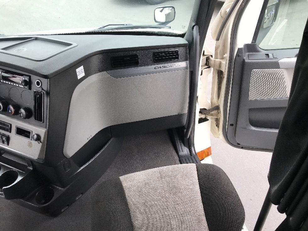 Sleeper Tractor-Heavy Duty Tractors-Freightliner-2021-T12664ST-West Sacramento-CA-712,216\n\t\tmiles-$ 52,750 - Image 14