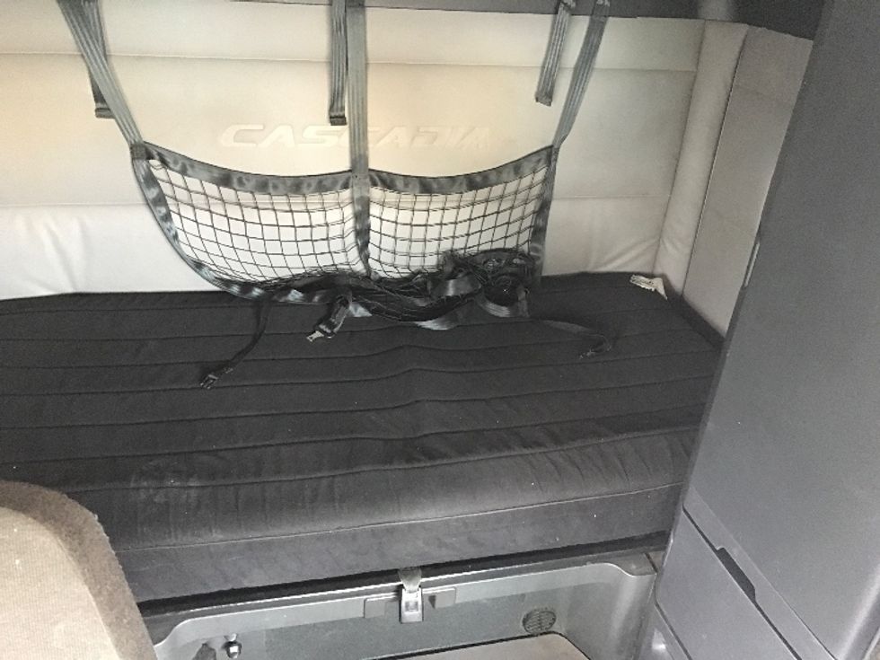 Sleeper Tractor-Heavy Duty Tractors-Freightliner-2021-T12664ST-West Sacramento-CA-712,216\n\t\tmiles-$ 52,750 - Image 17