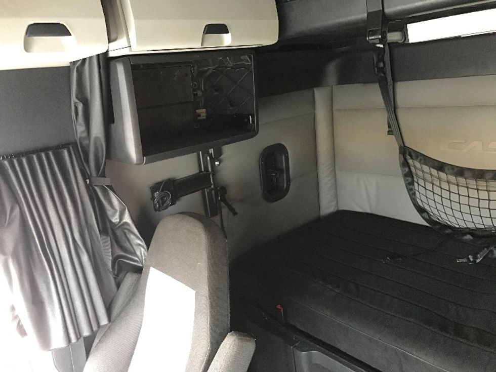 Sleeper Tractor-Heavy Duty Tractors-Freightliner-2021-T12664ST-West Sacramento-CA-712,216\n\t\tmiles-$ 52,750 - Image 18