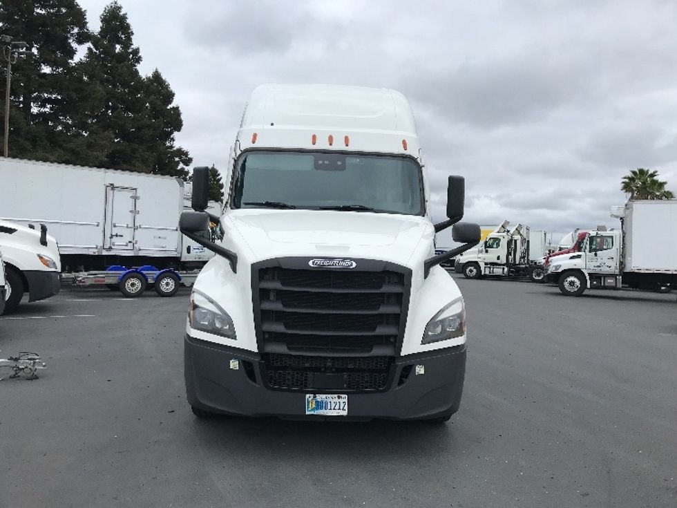 2021 Freightliner Cascadia 126" Sleeper Cab photo 2