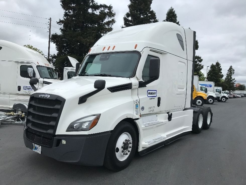 2021 Freightliner Cascadia 126" Sleeper Cab photo 3