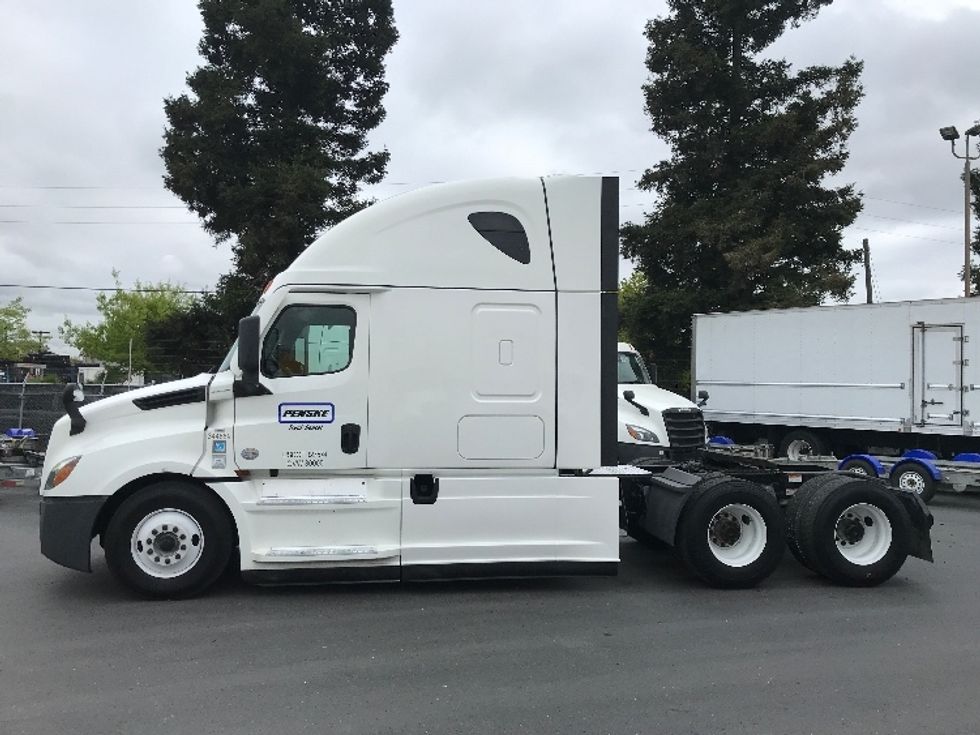 2021 Freightliner Cascadia 126" Sleeper Cab photo 4