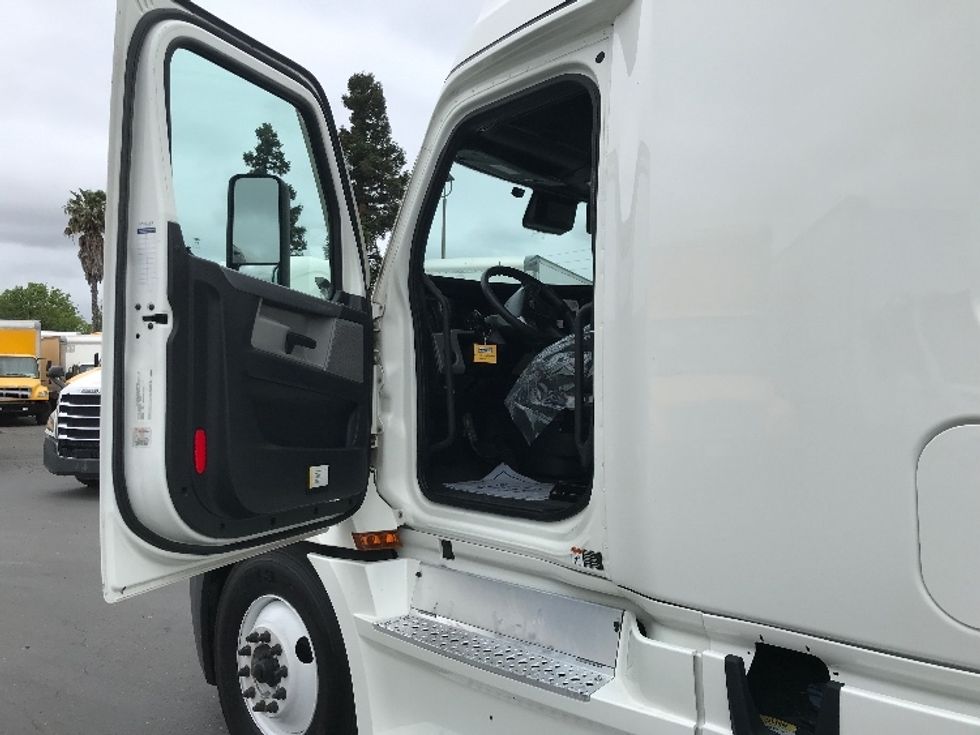 Sleeper Tractor-Heavy Duty Tractors-Freightliner-2021-T12664ST-West Sacramento-CA-712,216\n\t\tmiles-$ 52,750 - Image 9