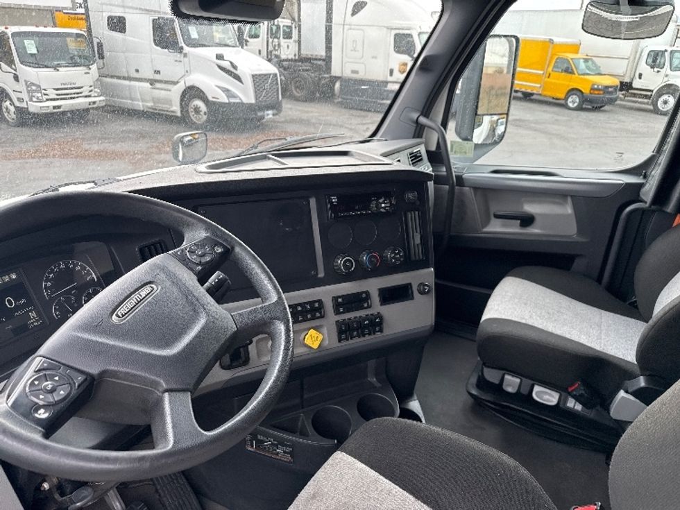 Sleeper Tractor-Heavy Duty Tractors-Freightliner-2021-T12664ST-West Valley City-UT-295,441\n\t\tmiles-$ 81,250 - Image 10