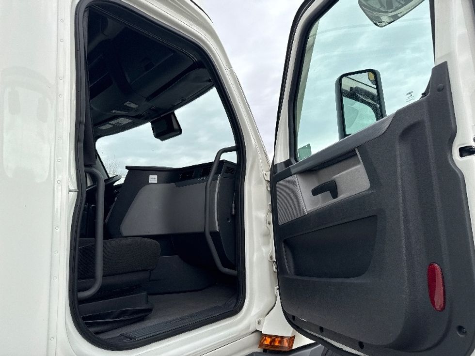 Sleeper Tractor-Heavy Duty Tractors-Freightliner-2021-T12664ST-West Valley City-UT-295,441\n\t\tmiles-$ 81,250 - Image 13