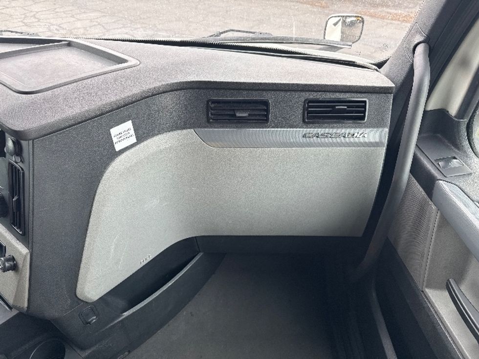 Sleeper Tractor-Heavy Duty Tractors-Freightliner-2021-T12664ST-West Valley City-UT-295,441\n\t\tmiles-$ 81,250 - Image 14