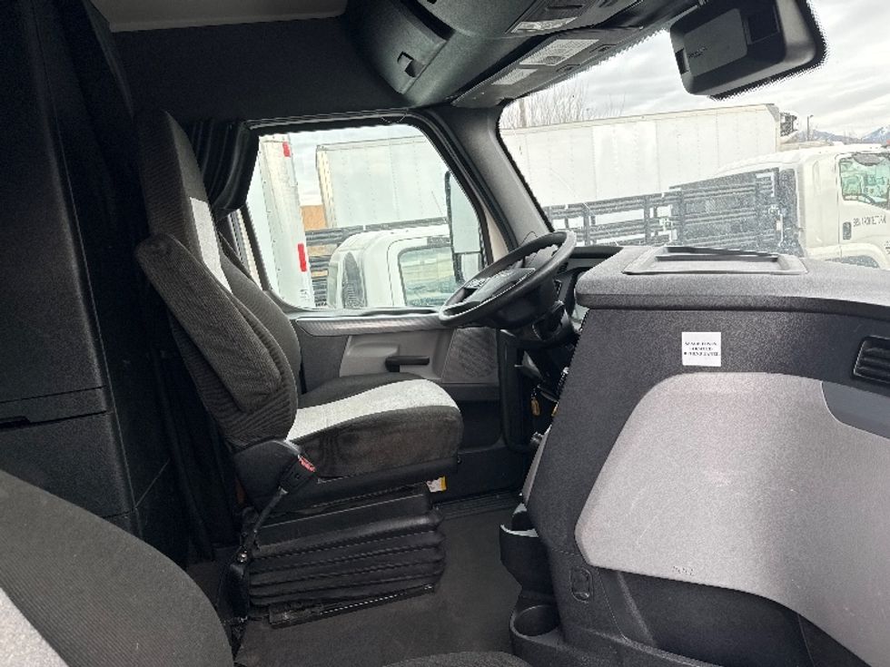 Sleeper Tractor-Heavy Duty Tractors-Freightliner-2021-T12664ST-West Valley City-UT-295,441\n\t\tmiles-$ 81,250 - Image 15