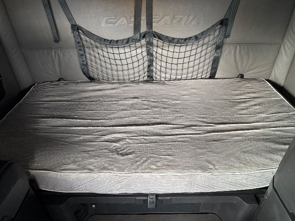 Sleeper Tractor-Heavy Duty Tractors-Freightliner-2021-T12664ST-West Valley City-UT-295,441\n\t\tmiles-$ 81,250 - Image 17