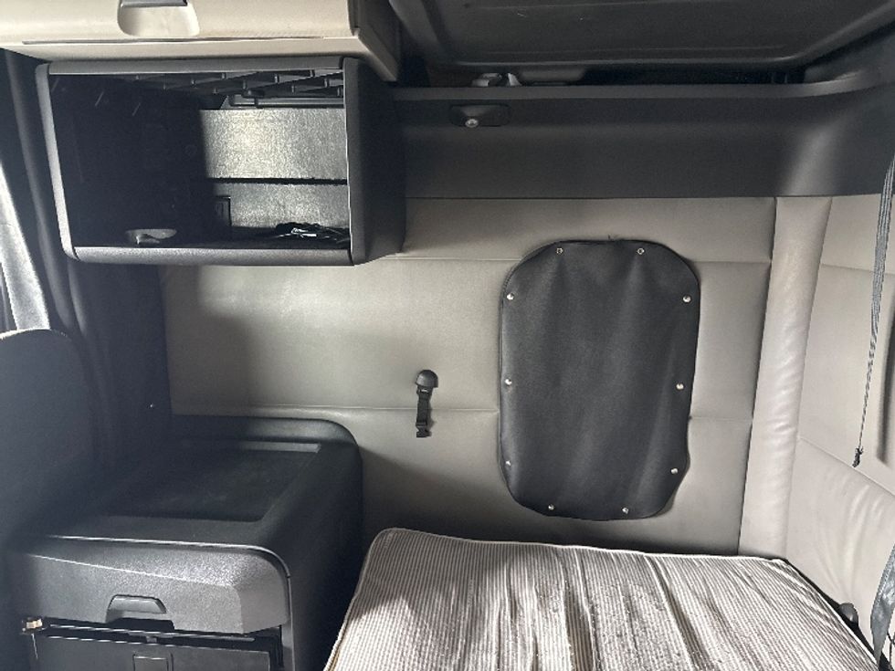 Sleeper Tractor-Heavy Duty Tractors-Freightliner-2021-T12664ST-West Valley City-UT-295,441\n\t\tmiles-$ 81,250 - Image 19